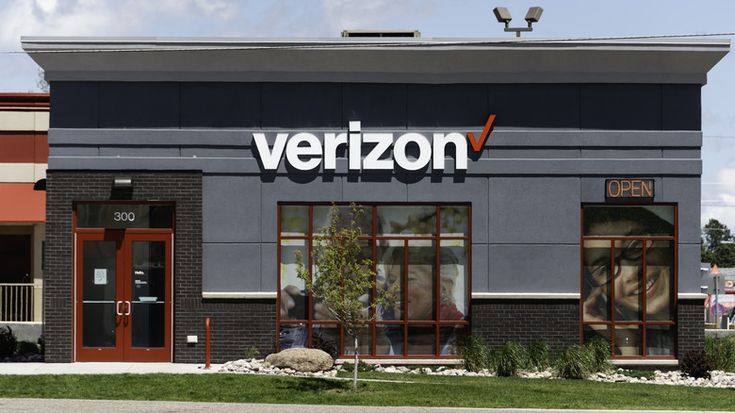 Employees reacting to the announcement of Verizon Layoffs 2025.